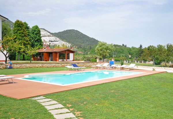 Flavia: Garten, Schwimmbad