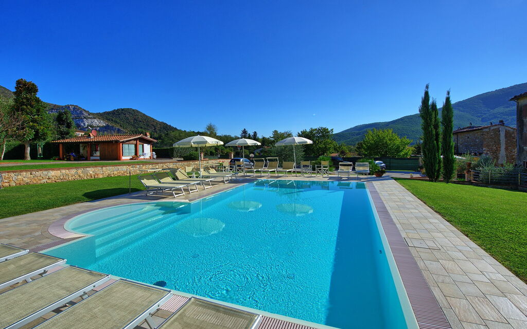 Flavia: all'aperto, Giardino, Piscina