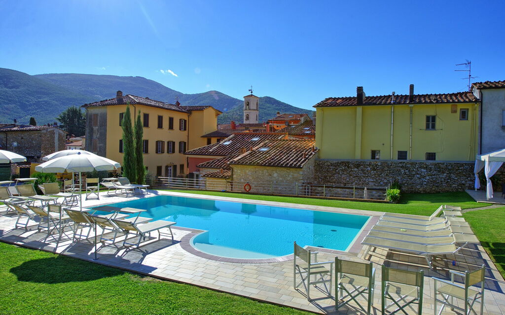 Flavia: all'aperto, Piscina