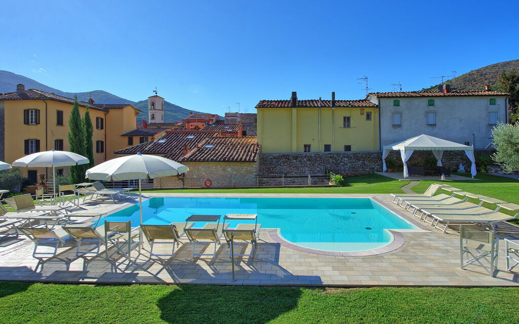 Flavia: all'aperto, Piscina