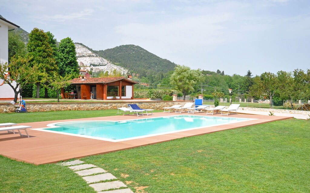Flavia: Giardino, Piscina