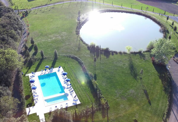 Montaione: бассейн, Сад