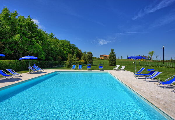 Montaione: бассейн