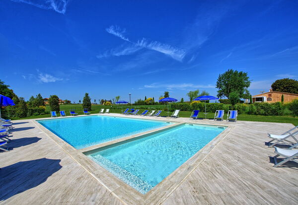 Montaione: бассейн