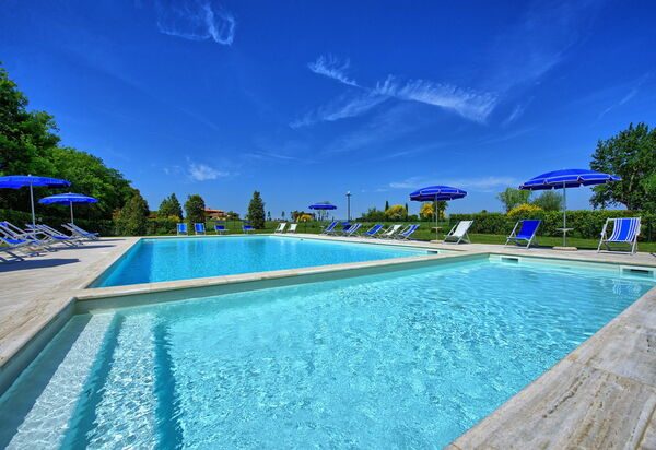 Montaione: бассейн