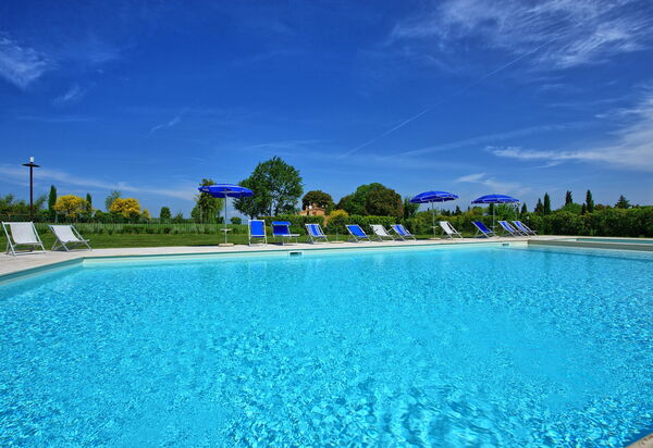 Montaione: бассейн