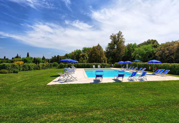 Montaione: бассейн, Сад