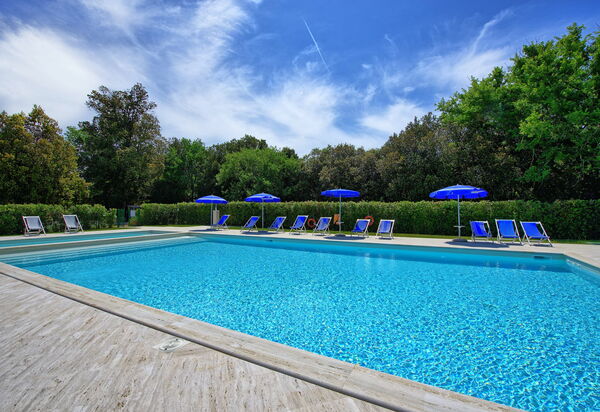 Montaione: бассейн