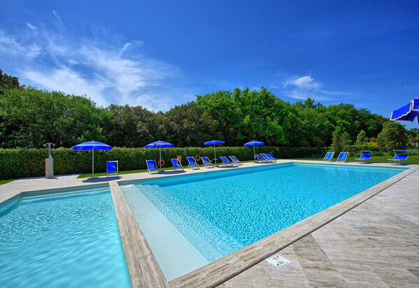 Montaione: бассейн