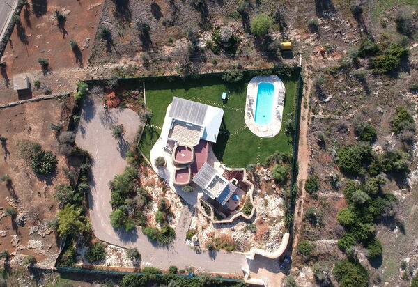 Trullo Torre Suda: Ansichten, Garten, Schwimmbad