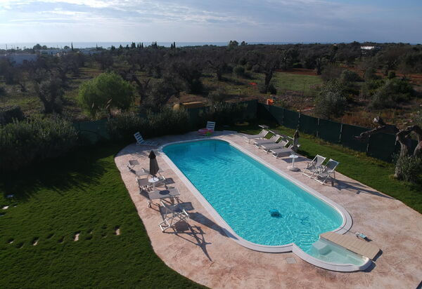 Trullo Torre Suda: Ansichten, Garten, Schwimmbad