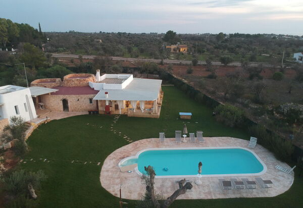 Trullo Torre Suda: Ansichten, Garten, Schwimmbad
