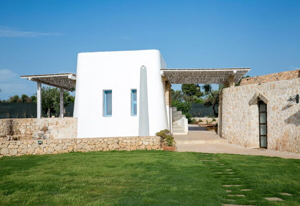 Trullo Torre Suda: Draussen, Garten