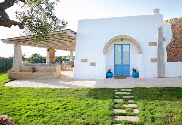 Trullo Torre Suda: Draussen, Garten