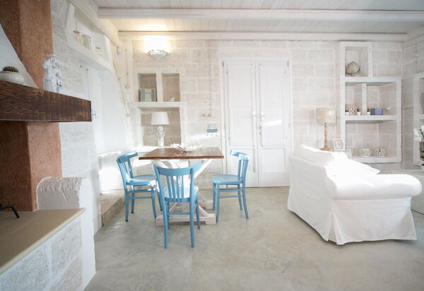Trullo Torre Suda: Wohnzimmer