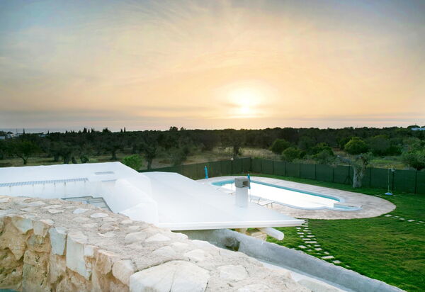 Trullo Torre Suda: Draussen, Garten