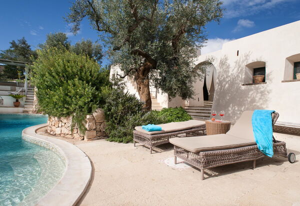 Tia Trullo: bassin, Extérieur