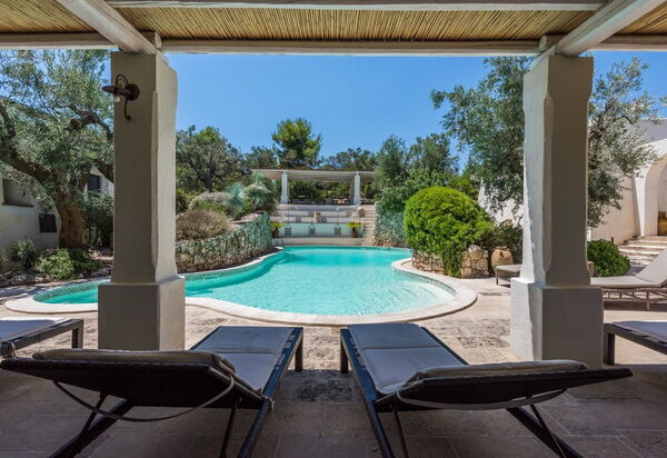 Tia Trullo: bassin, Extérieur