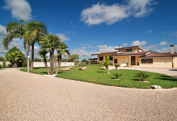 Meadow Luxury Villa: Extérieur, Jardin