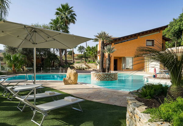 Villa Agorà: Tuin, zwembad