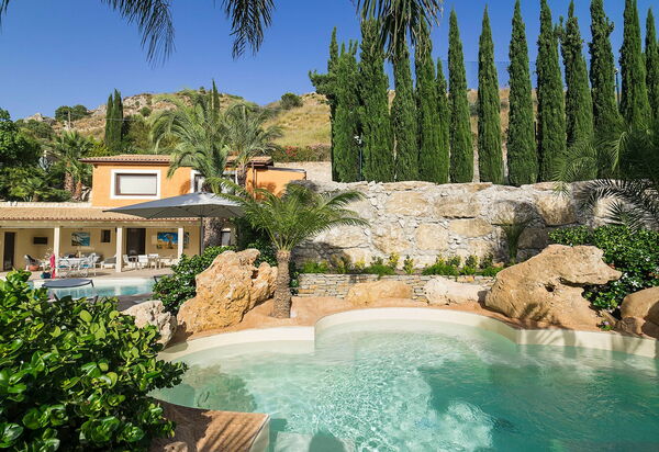 Villa Agorà: Tuin, zwembad