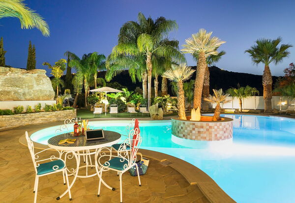 Villa Agorà: Tuin, zwembad