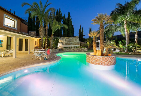 Villa Agorà: Tuin, zwembad