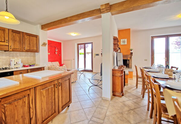 Casale Daniele: Esszimmer, Küche, Wohnzimmer