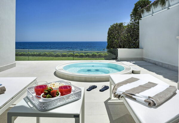 Marisol: Draussen, Whirlpool