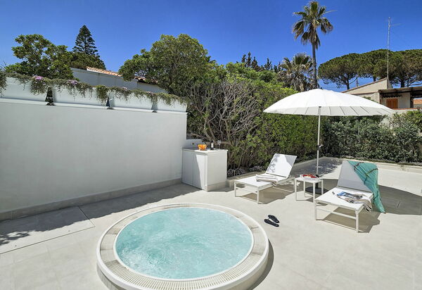 Marisol: Draussen, Whirlpool