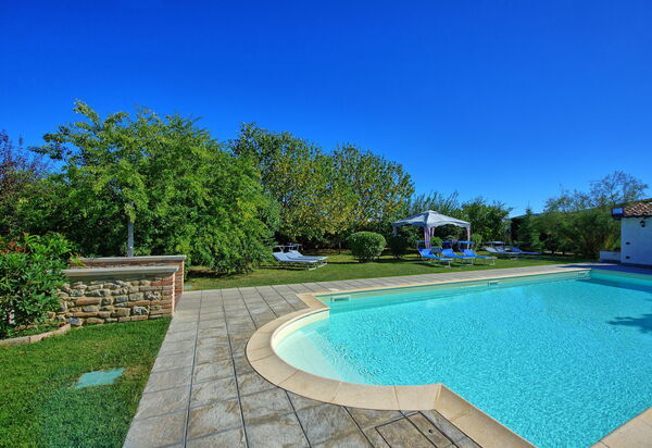 Casale Tiziano: Garten, Schwimmbad