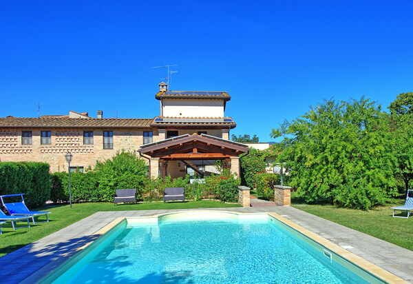 Casale Tiziano: Garten, Schwimmbad