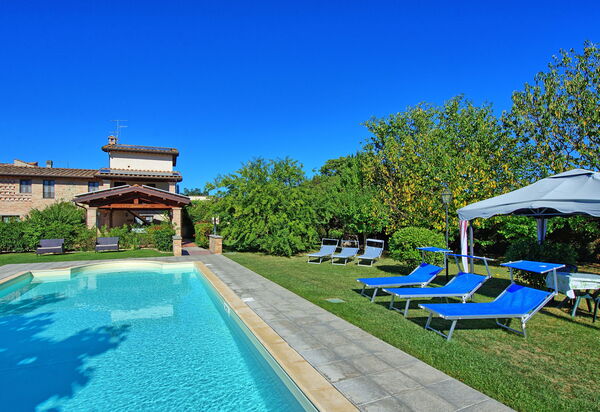 Casale Tiziano: Garten, Schwimmbad