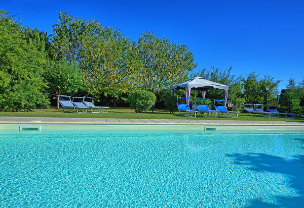 Casale Tiziano: Garten, Schwimmbad
