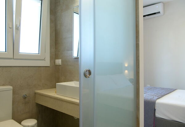 Beachfront Villa Seasun: Bathroom, Bedroom