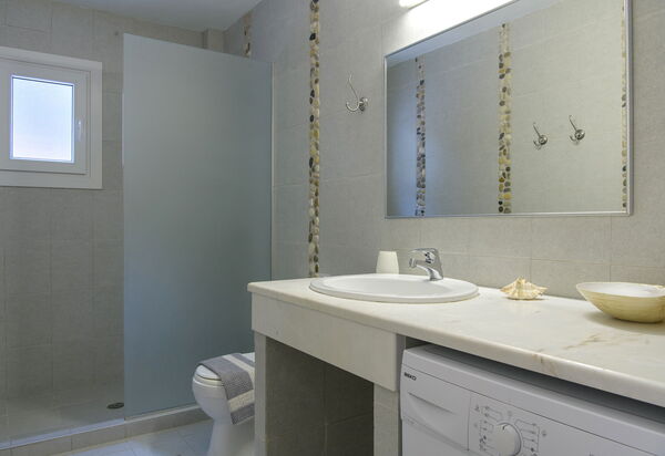 Beachfront Villa Seasun: Bathroom