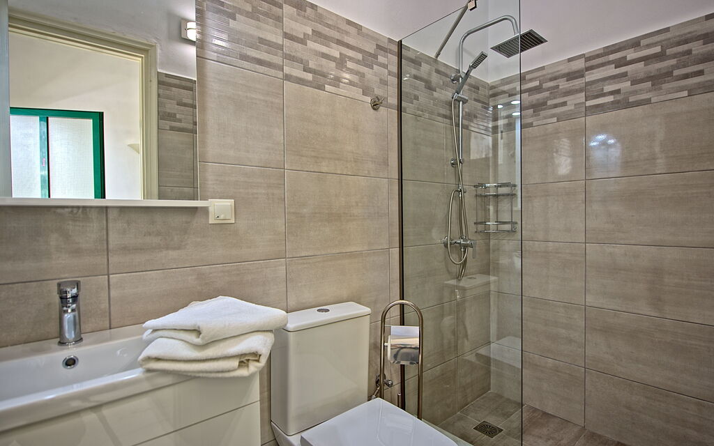 Beachfront Villa Seasun: Bathroom