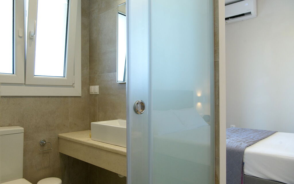 Beachfront Villa Seasun: Bathroom, Bedroom