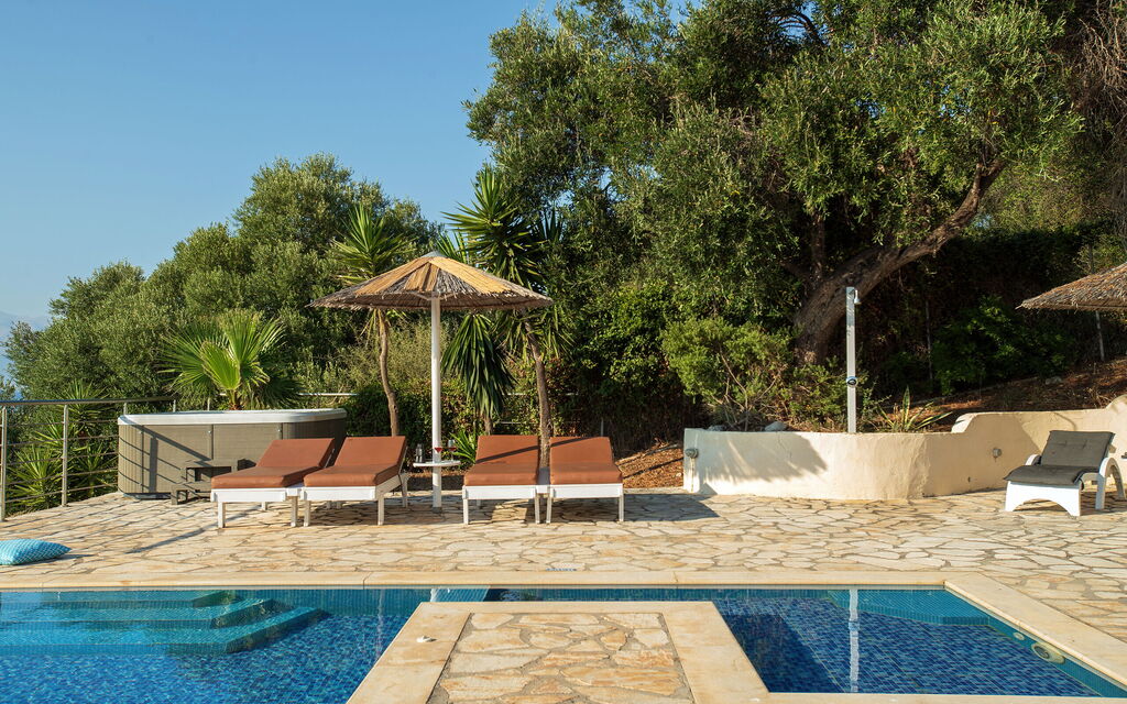 Beachfront Villa Seasun: Outdoor, Pool