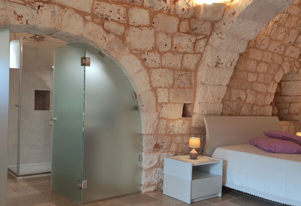 Trullo Santo Stefano: Bathroom, Bedroom