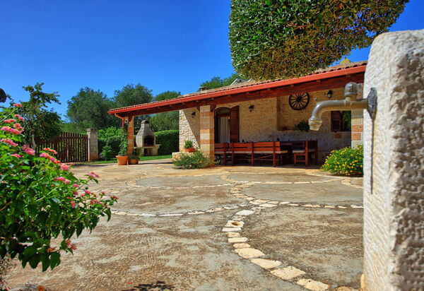 Lamia Santo Arcangelo: Außen