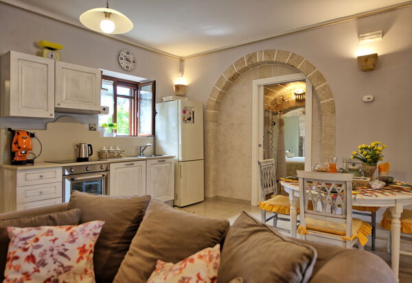 Lamia Santo Arcangelo: Esszimmer, Küche, Wohnzimmer