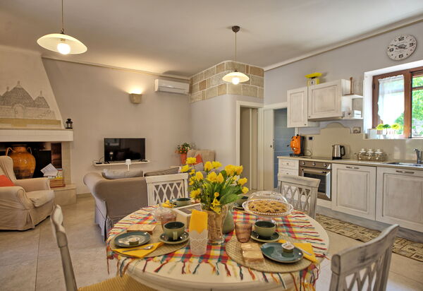 Lamia Santo Arcangelo: Esszimmer, Küche, Wohnzimmer