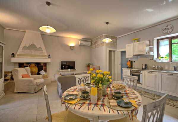 Lamia Santo Arcangelo: Esszimmer, Küche, Wohnzimmer