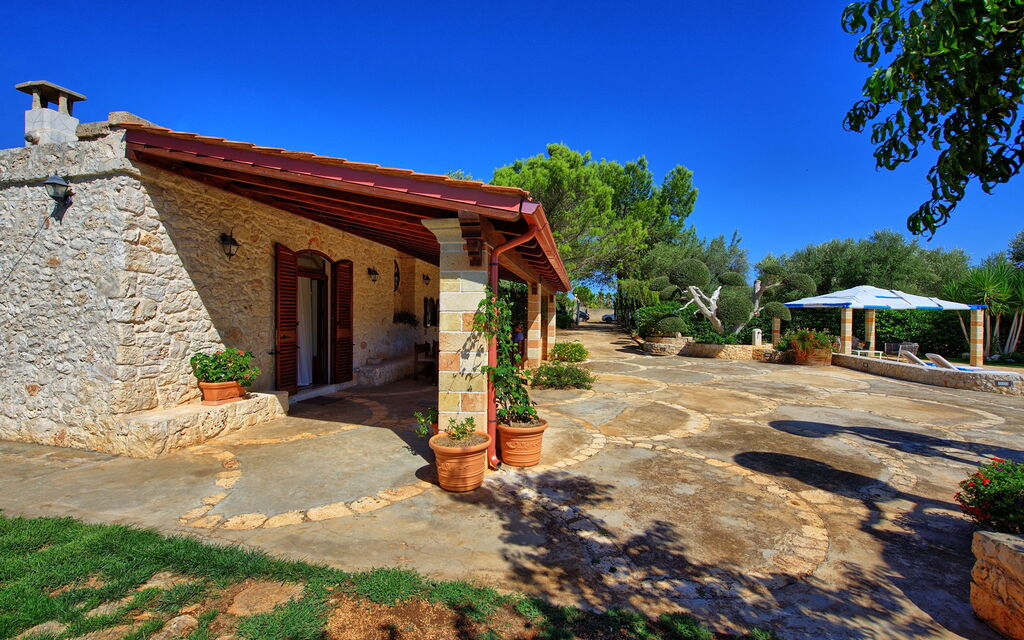 Lamia Santo Arcangelo: Building Exterior