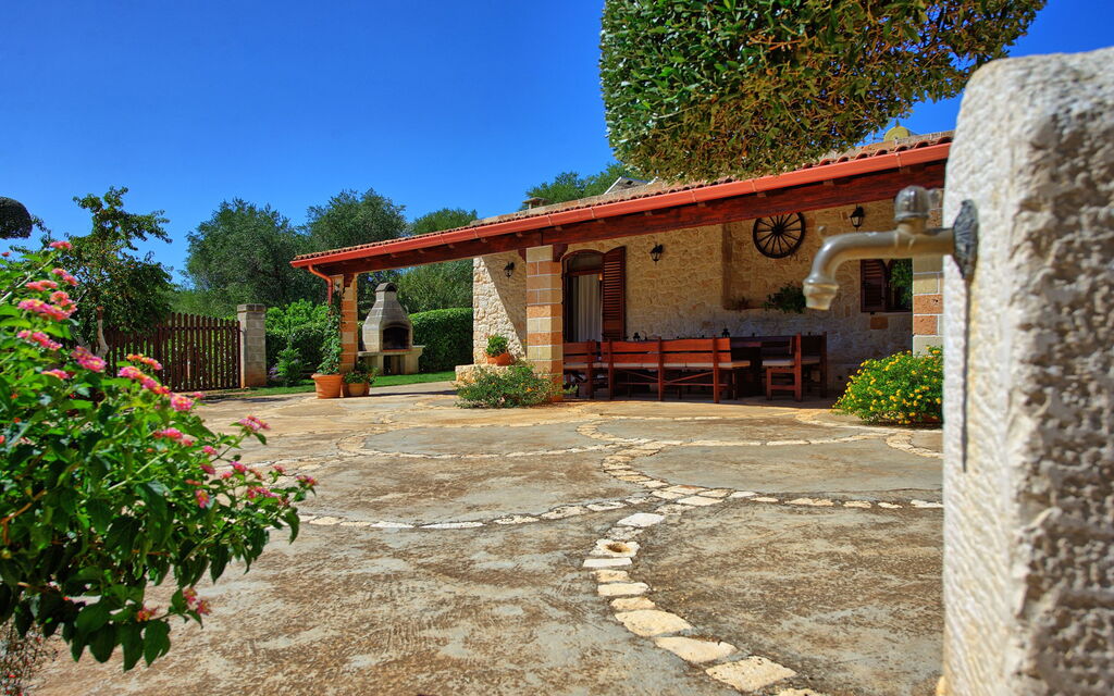 Lamia Santo Arcangelo: Building Exterior