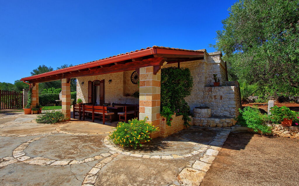 Lamia Santo Arcangelo: Building Exterior