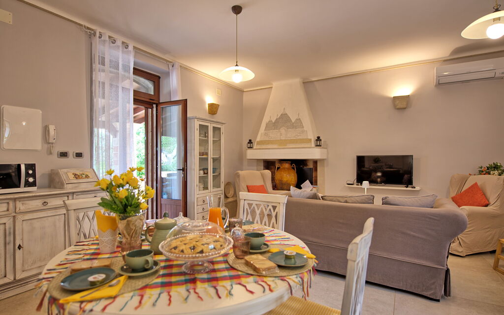 Lamia Santo Arcangelo: Dining Room, Living Room