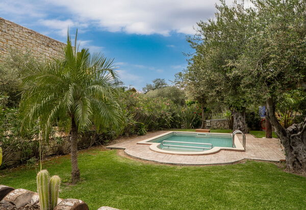 Villa Nipos: бассейн, Открытый, Сад