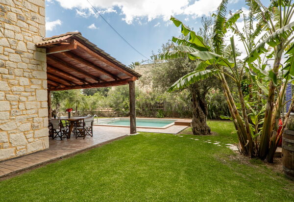 Villa Nipos: бассейн, Открытый, Сад